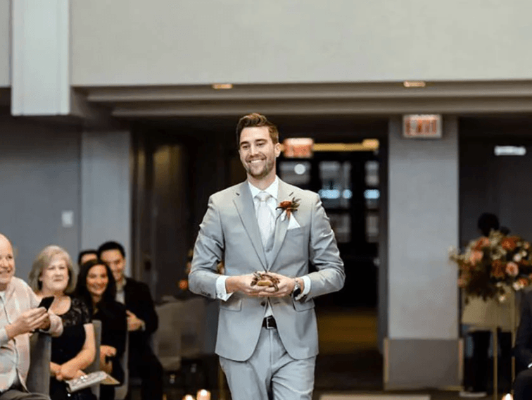 La adorable tortuga de 24 años que se convirtió en la ‘niña de las flores’ en la boda de su papá